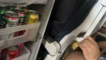 Penumpang Pesawat Mirip Makhluk Menyeramkan Tudung hoodie dan posisi kepala membuat penumpang ini terlihat seperti punya satu mata besar yang mengintip. Padahal benda yang terlihat seperti mata itu adalah TWS. Foto: Boredpanda