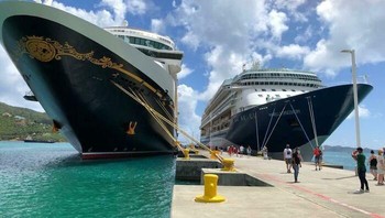 Terlihat dua foto yang disatukan. Foto: Boredpanda