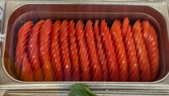 Irisan Tomat Seperti Sosis Irisan tomat tersusun begitu rapi hingga tampak seperti sosis yang diiris spiral berputar, padahal itu hanya barisan potongan tipis berulang. Foto: Boredpanda