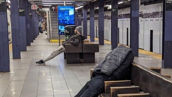 Pria Tanpa Kepala di Stasiun Sudut pandang bangku membuat jaket pria yang sedang rebahan tampak seperti tubuh tanpa kepala. Foto: Boredpanda