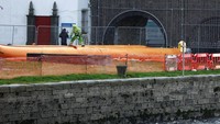 Pekerja menyiapkan sistem pertahanan penghalang banjir di Spanish Arch. Kota pelabuhan Galway bersiap menghadapi dampak Badai Bram. REUTERS/Clodagh Kilcoyne  