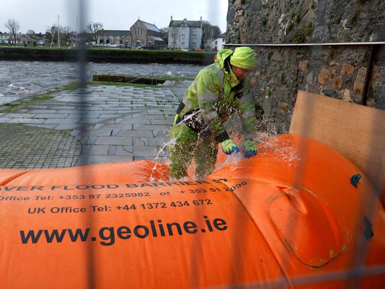 Galway Pasang Penghalang Banjir, Antisipasi Dampak Badai Bram