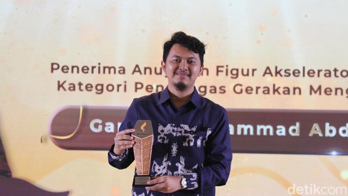 Gardian Muhammad penggagas gerakan mengajar desa raih detikJabar awards 2025