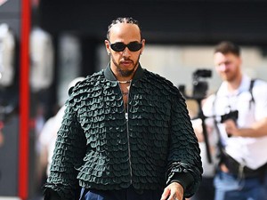 Outfit Lewis Hamilton Serba Dior di F1 Abu Dhabi 2025, Disebut Fashion Victim