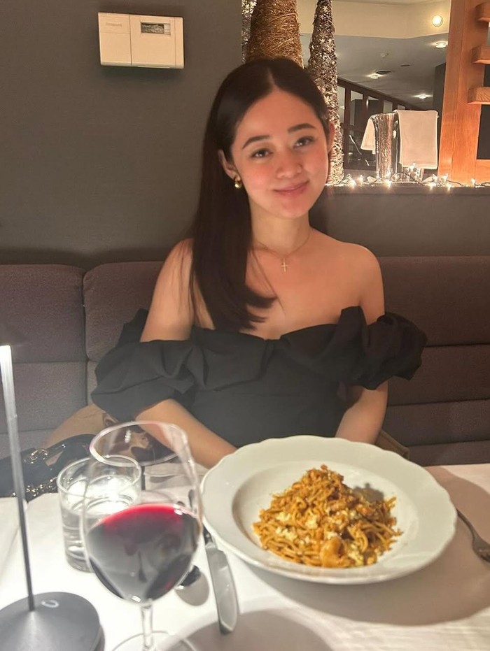 Gisela Cindy dilamar kekasih.