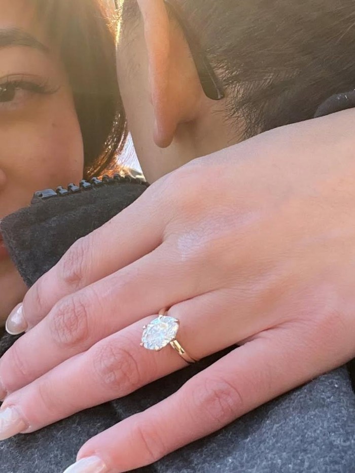 Gisela Cindy dilamar kekasih.