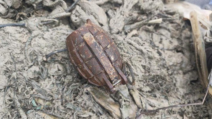 Nelayan di Bangka Barat Temukan Granat Nanas di Pantai Limbung