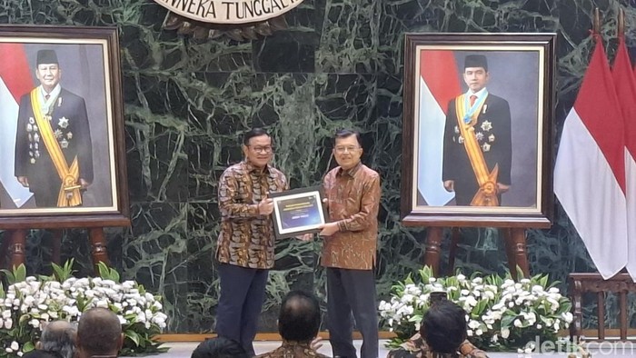Jusuf Kalla Dinobatkan Tokoh Kemanusiaan dan Perdamaian di Anugerah Dewan Pers