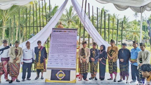 Gubernur NTB Lalu Muhamad Iqbal bersama Kepala Balai TNGR Yarman Waru dan para jajaran stakeholder lain dan para penglingsir majelis adat Sasak deklarasi Piagam Gunung Rinjani di Narmada, Rabu (10/12/2025).