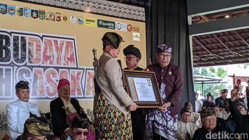 Gubernur NTB Lalu Muhammad Iqbal diberikan anugerah jabatan Manggala Bumi NTB oleh para penglingsir Masyarakat Adat Sasak di Narmada, Lombok Barat, NTB, Rabu (10/12/2025)