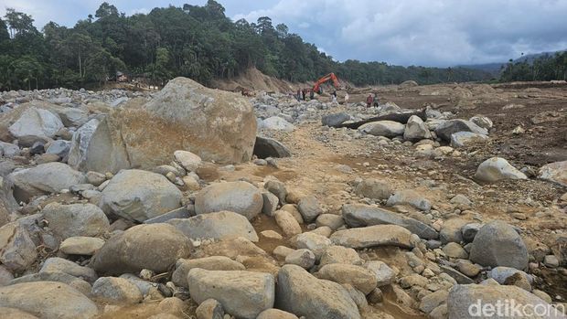 Hamparan batu sisa-sisa banjir bandang yang menyapu sawah dan rumah-rumah warga di Nagari Salareh Aia, Kecamatan Palembayan, Kabupaten Agam. Hamparan batu sisa-sisa banjir bandang yang menyapu sawah dan rumah-rumah warga di Nagari Salareh Aia, Kecamatan Palembayan, Kabupaten Agam, Minggu (8/12/2025).