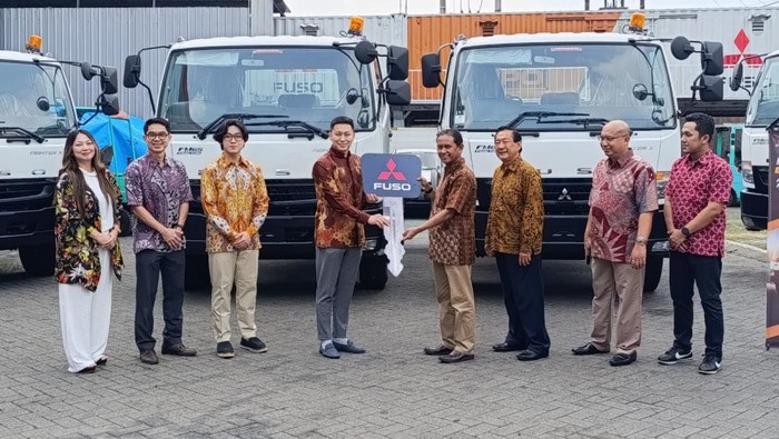 Mitsubishi Fuso Serahkan 10 Unit Fighter X ke Pengusaha di Surabaya