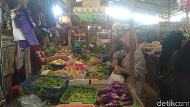 Harga cabai setan tembus Rp 105 ribu per kilogram di Pasar Kajen, Pekalongan, Rabu (10/12/2025).