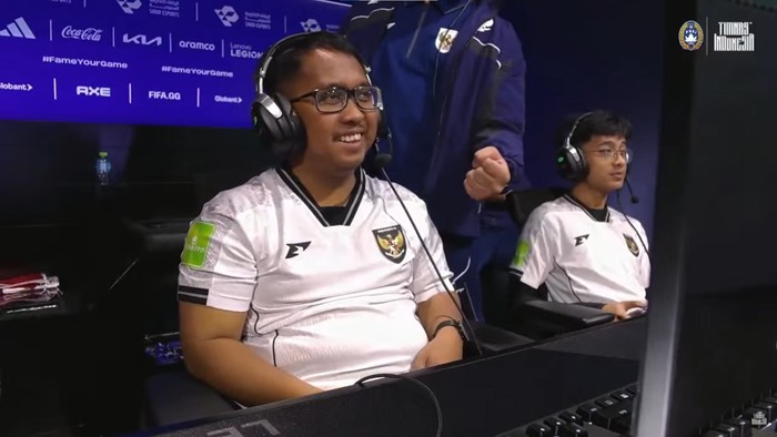 Timnas eFootball Indonesia tampil gemilang pada hari pertama babak grup turnamen kelas dunia, FIFAe World Cup 2025. Sang Garuda pun berhasil memuncaki klasemen sementara Grup B.