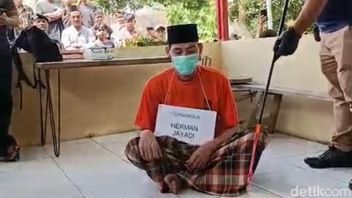 Herman Jayadi alias Belo saat memperagarakan lempar koin saat rekonstruksi kasus di Mapolres Lombok Tengah, Rabu (10/12/2025).