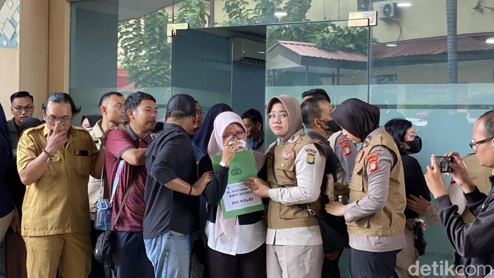 Isak Tangis Keluarga Saat 7 Jasad Korban Kebakaran Terra Drone Diserahkan