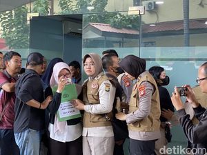 Isak Tangis Keluarga Saat 7 Jasad Korban Kebakaran Terra Drone Diserahkan