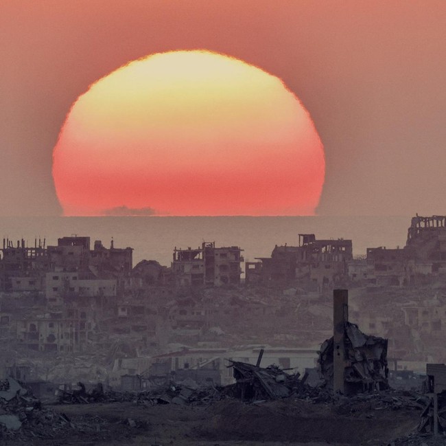 Melihat Langit Gaza yang Indah di Atas Kota yang Terluka