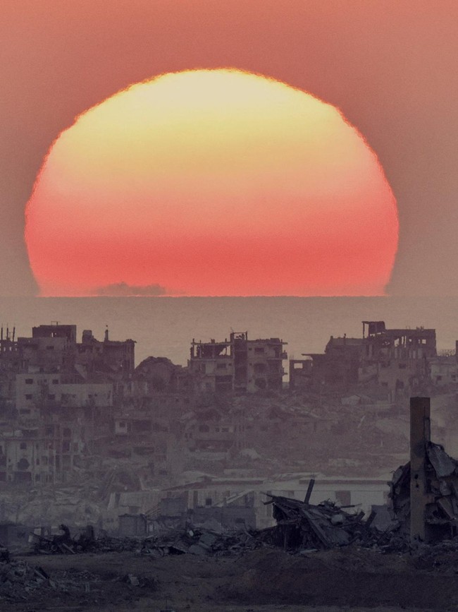 Melihat Langit Gaza yang Indah di Atas Kota yang Terluka