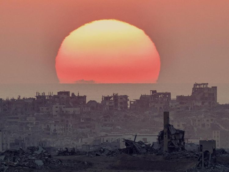 Melihat Langit Gaza yang Indah di Atas Kota yang Terluka