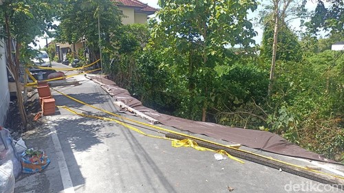 Kondisi jalan yang ambles di Perumahan Kori Nuansa Ungasan, Kuta Selatan, Badung, Rabu (10/12/2025).