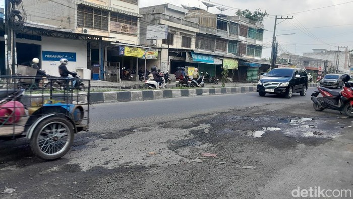 Jalan Mandala Medan Rusak Parah, Warga Kesal Pemkot Hanya Lakukan Tambal Sulam