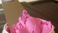 Siapa sangka, bahan penambal dinding berwarna merah muda terang ini sukses menipu mata seolah-olah itu adalah berry yogurt yang fluffy siap disantap. Rasanya pasti lebih keras daripada dinding Anda. Dok. Bored Panda