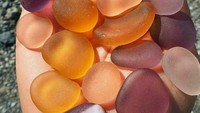 Berbagai warna yang halus ini tampak seperti permen karet atau gummies yang lezat. Padahal, ini adalah kaca laut (sea glass) yang telah dihaluskan ombak. Dok. Bored Panda