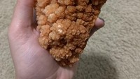 Tekstur crunchy yang sempurna ini sangat menyerupai sepotong besar ayam goreng! Ini adalah Mineral Calcite yang terbentuk secara alami, bukan menu restoran cepat saji. Dok. Bored Panda