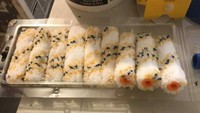 Rol-rol mini berbalut pola hitam dan kuning ini terlihat seperti sushi rice rolls yang menggoda. Sebenarnya, ini adalah rol cat yang siap meratakan cat di dinding Anda. Dok. Bored Panda