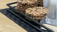 Motif bintik-bintik pada benda ini membuatnya sangat mirip dengan kukis chocolate chip yang crunchy. Mereka adalah tatakan gelas dari gabus (cork). Dok. Bored Panda