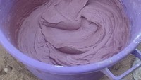 Tekstur plester kapur yang kental dan mulus ini memiliki warna ungu tua yang sangat meyakinkan, membuatnya tampak seperti adonan mousse atau yogurt beri premium. Ini mungkin akan membuat dinding Anda indah, tapi lidah Anda akan protes. Dok. Bored Panda