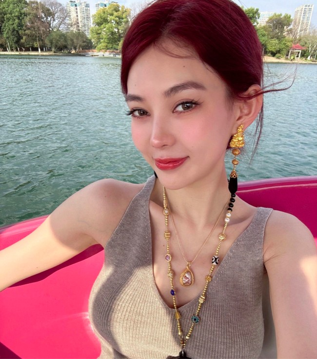 Jocie Guo dikenal karena serangkaian skandalnya. Wanita bernama asli Meimie Guo asal China itu sebelumnya pernah didakwa dua hukuman pidana dan kini secara resmi dikenai larangan online permanen oleh Administrasi Ruang Siber Tiongkok (CAC). Foto: Weibo