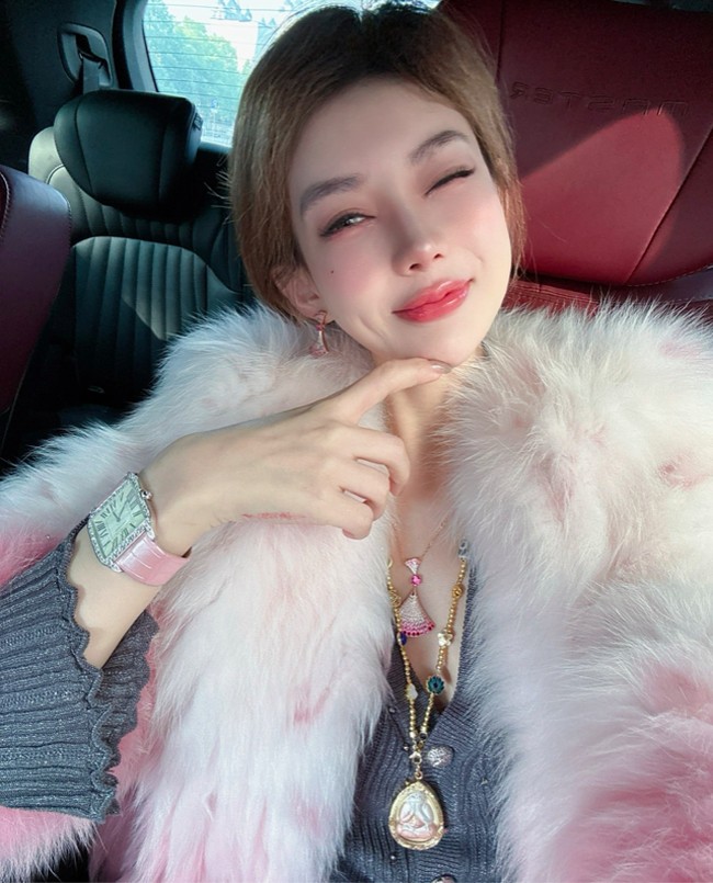 Sayangnya, Jocie malah kembali menuai masalah ketika mulai memamerkan kekayaan berlebihan, mengenakan pakaian terbuka saat siaran langsung, membuat pernyataan diskriminatif, menjual boneka ritual aneh terkait takhayul yang memicu reaksi keras dan menyebabkan pemblokiran total di seluruh platform.Foto: Weibo