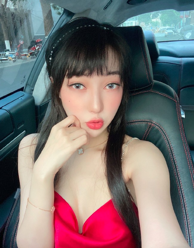 Setelah pembebasan keduanya, Jocie membuat akun Weibo baru yang diberi nama Jocie Guo Bekerja Keras. Awalnya ia berjanji untuk memperbaiki hidup, bekerja secara legal, dan memulai kembali hidup dengan positif. Wanita itu kemudian mulai beralih menjadi DJ di klub malam dan menjual produk secara online. Foto: Weibo