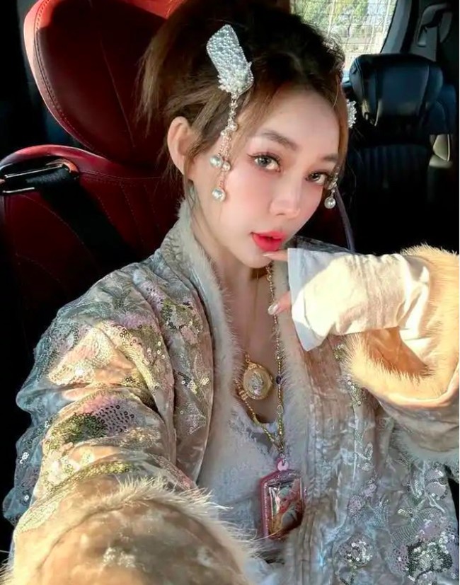 Wanita 34 tahun itu sendiri pertama kali menarik perhatian netizen sebagai bagian dari generasi awal influencer seksi China. Mendapat ketenaran di internet, ia kemudian beralih ke dunia modeling dan aktivitas hiburan kelas bawah. Untuk tetap relevan, Jocie mengunggah konten-konten provokatif, seperti pemotretan foto dengan busana terbuka, pamer kekayaan, dan pesta. Foto: Weibo