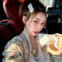 Wanita 34 tahun itu sendiri pertama kali menarik perhatian netizen sebagai bagian dari generasi awal influencer seksi China. Mendapat ketenaran di internet, ia kemudian beralih ke dunia modeling dan aktivitas hiburan kelas bawah. Untuk tetap relevan, Jocie mengunggah konten-konten provokatif, seperti pemotretan foto dengan busana terbuka, pamer kekayaan, dan pesta. Foto: Weibo