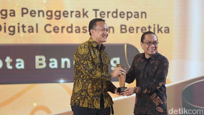 Jadi Penggerak Literasi Digital, Pemkot Bandung Raih detikJabar Awards 2025