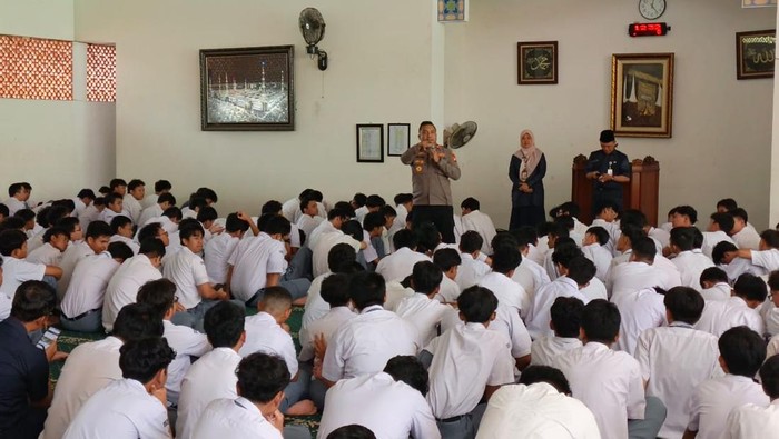 Polisi Masuk Sekolah di Mampang, Ajak Pelajar SMA Jauhi Anarkisme