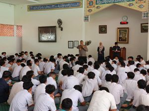 Polisi Masuk Sekolah di Mampang, Ajak Pelajar SMA Jauhi Anarkisme