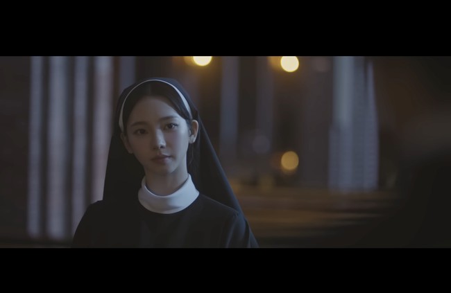 Karina aespa dan Jang Wonyoung IVE menjadi bintang dalam project terbaru sutradara Shin Woo Seok, The Christmas Song. Video teaser yang dirilis jelang Natal itu menampilkan kedua idol cantik berbalut habit dan kerudung hitam sebagai biarawati. Foto: dok. YouTube @DolphinersOfficial