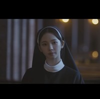 Karina aespa dan Jang Wonyoung IVE menjadi bintang dalam project terbaru sutradara Shin Woo Seok, The Christmas Song. Video teaser yang dirilis jelang Natal itu menampilkan kedua idol cantik berbalut habit dan kerudung hitam sebagai biarawati. Foto: dok. YouTube @DolphinersOfficial