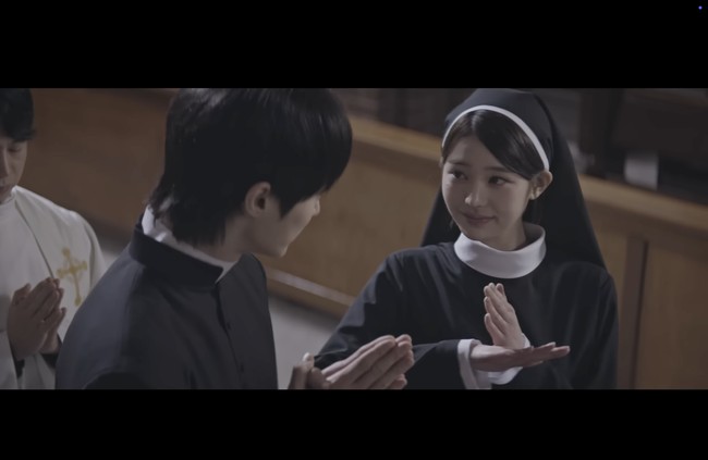 Rasa penasaran penggemar meningkat setelah melihat Jang Wonyoung IVE dan Byeon Woo Seok berada dalam satu frame dan berbicara dalam bahasa isyarat. Project video ini kabarnya merupakan salah satu bagian dari campaign Google Gemini. Foto: dok. YouTube @DolphinersOfficial