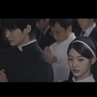 Saat adegan doa bersama, Jang Wonyoung IVE tampak murung seolah teringat kenangan buruk. Ia mengesankan penggemar dengan kemampuan aktingnya, seperti kakak perempuannya Jang Da Ah, yang terjun ke dunia seni peran. Foto: dok. YouTube @DolphinersOfficial