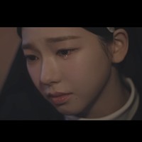 “Pretty crier,” tulis para penggemar di media sosial, terpana dengan kecantikan Karina aespa bahkan ketika menangis. Penampilannya sebagai biarawati kian bermakna karena ia diketahui beragama Katolik dan memiliki nama baptis Katarina. Foto: dok. YouTube @DolphinersOfficial