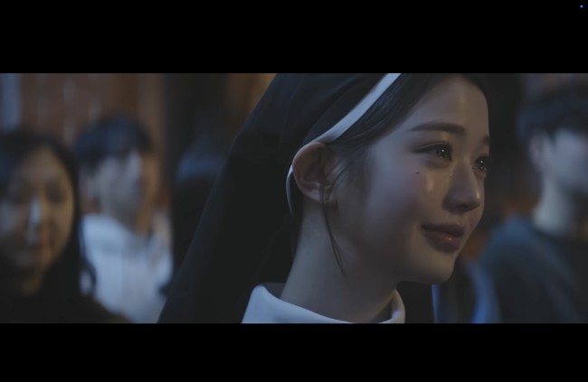 Jang Wonyoung IVE juga terlihat haru, tidak kuasa membendung air matanya. Keduanya sukses menampilkan sisi baru kepada penggemar. Jika selama ini terlihat glamor dengan kostum panggung, kini auranya lembut dan penuh ketenangan. Foto: dok. YouTube @DolphinersOfficial