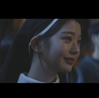 Jang Wonyoung IVE juga terlihat haru, tidak kuasa membendung air matanya. Keduanya sukses menampilkan sisi baru kepada penggemar. Jika selama ini terlihat glamor dengan kostum panggung, kini auranya lembut dan penuh ketenangan. Foto: dok. YouTube @DolphinersOfficial