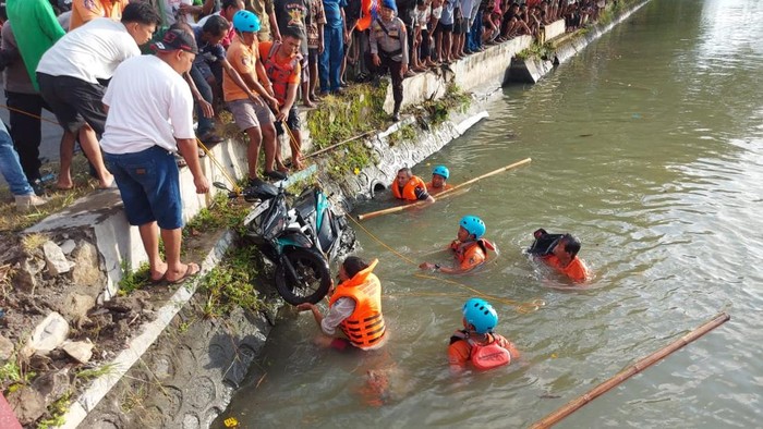 Detik-detik Laka Motor Bikin 4 Orang Terpental ke Sungai Bantul hingga 1 Tewas
