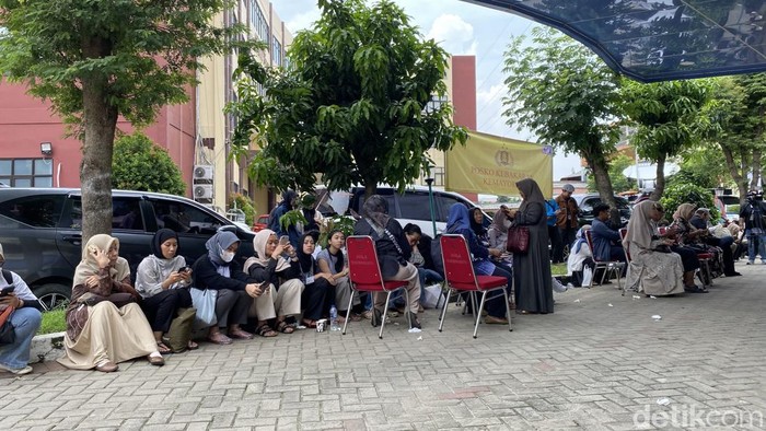 Keluarga Para Korban Kebakaran Gedung Terra Drone Berdatangan ke RS Polri