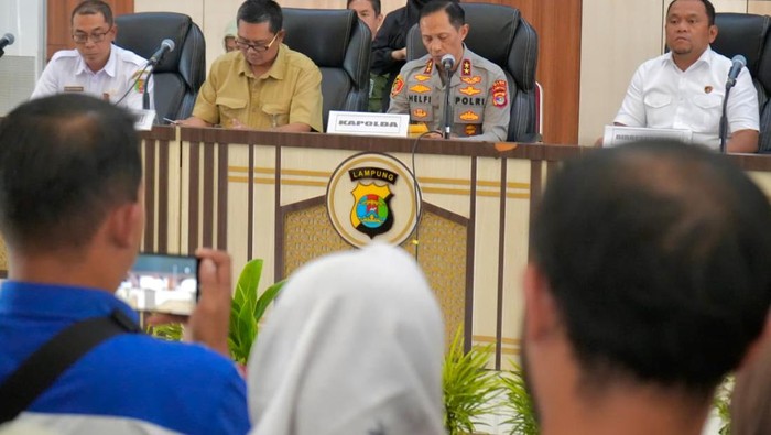 Kemenhut dan Polda Lampung Ungkap Kayu Gelondong Terdampar: Dari Kapal Rusak